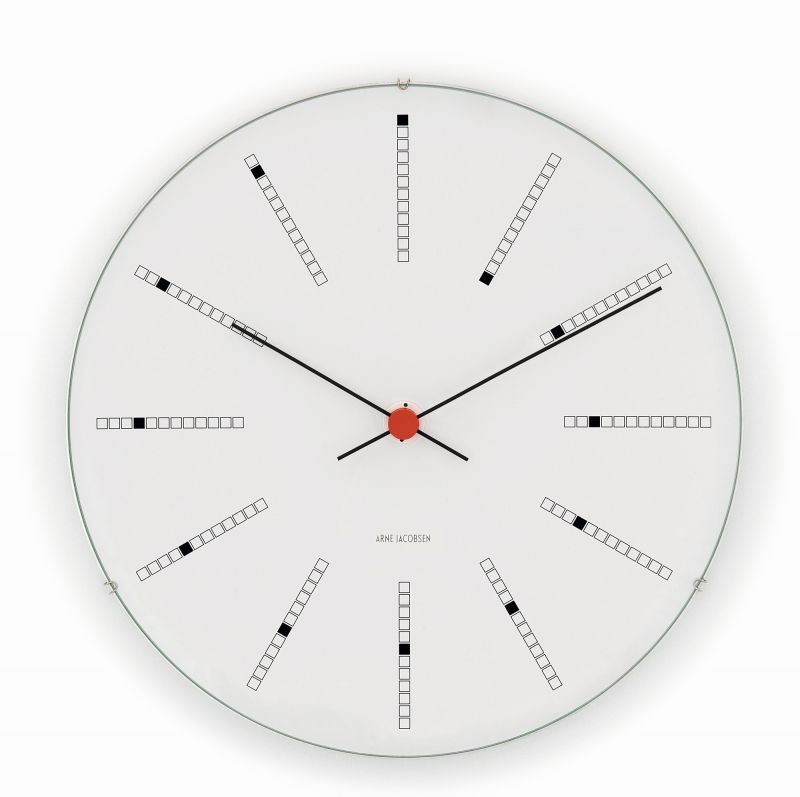 Bankers Wanduhr von Rosendahl Timepieces mit weißem Zifferblatt und schwarzem Zeigerdesign. Moderne Wanddekoration.